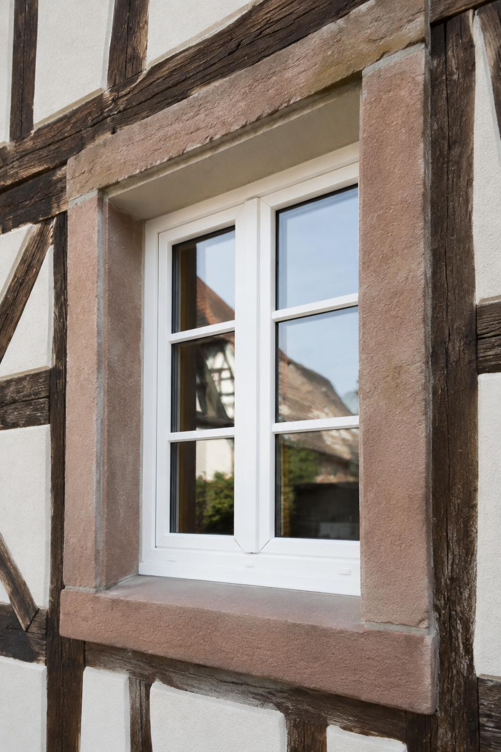 Fenêtre neuve posée dans une maison à colombages en Alsace