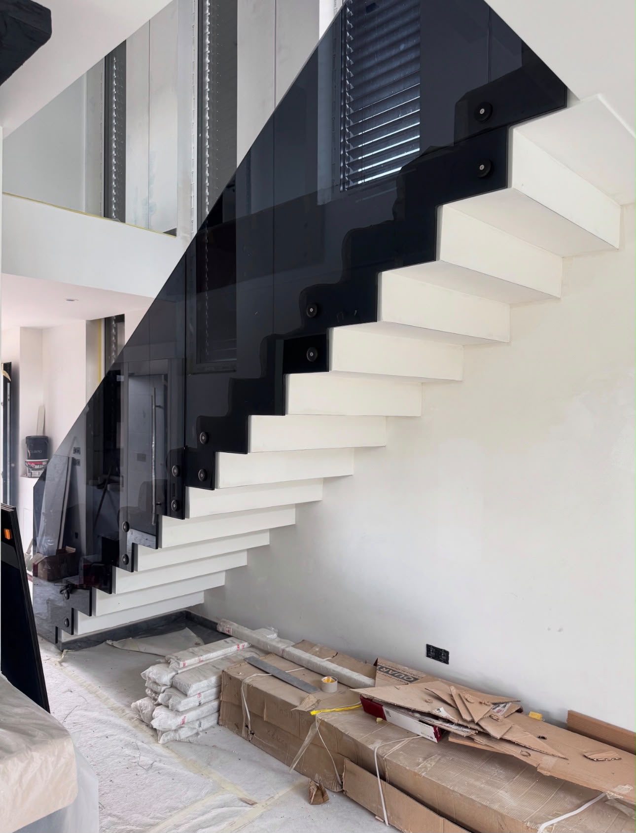 Escalier suspendu et garde-corps en verre