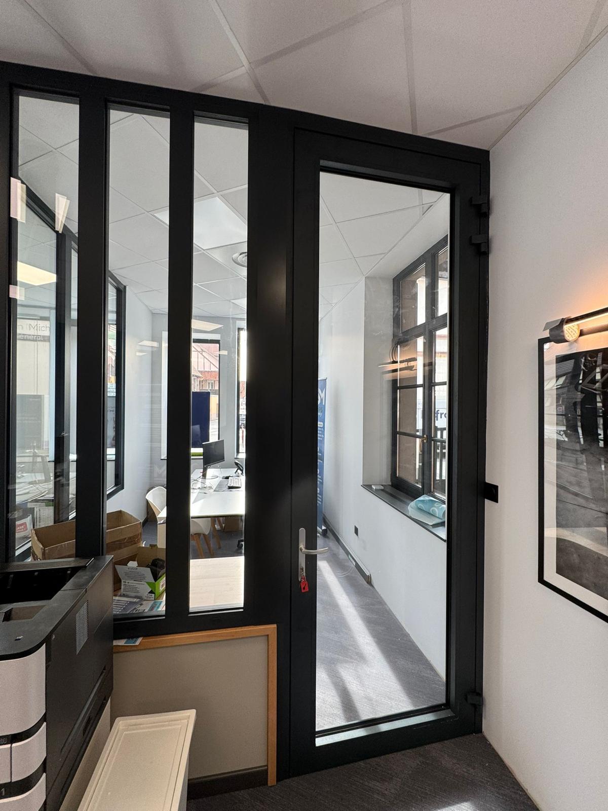 Verrière d’intérieur à profils noirs