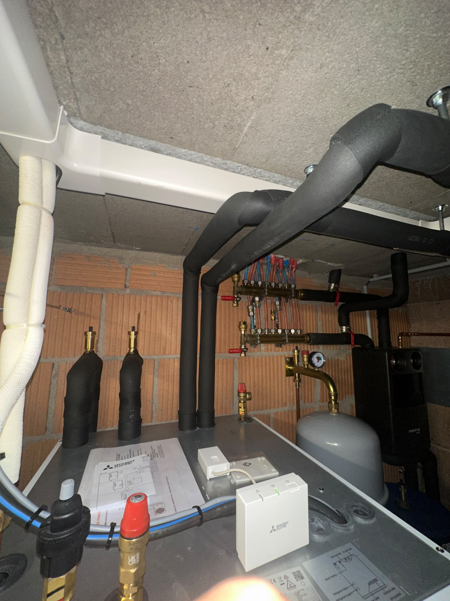 Installation de chauffage avec pompe à chaleur et réseau de distribution isolé