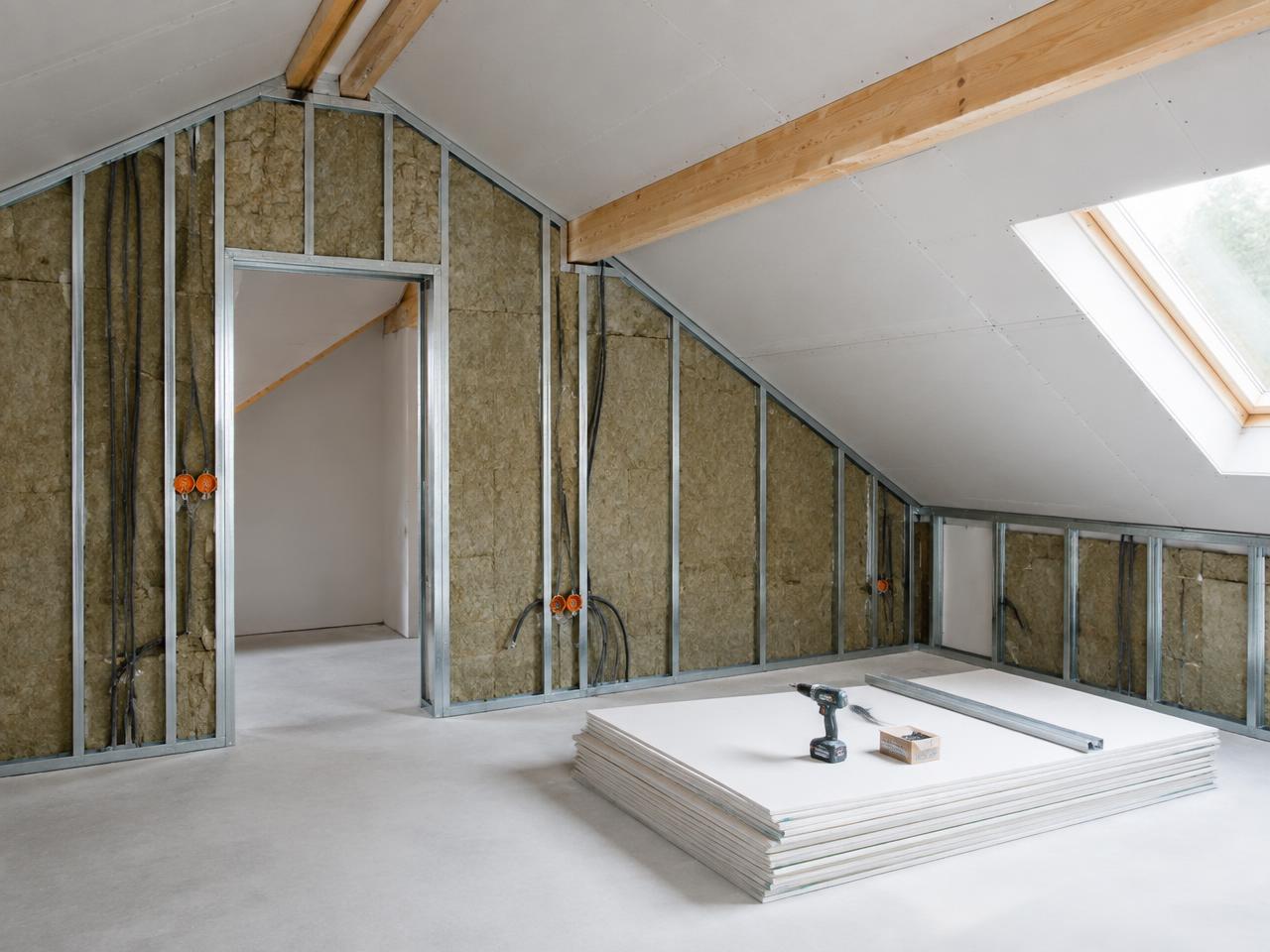 Combles aménagés avec ossature, isolation et plaques de plâtre