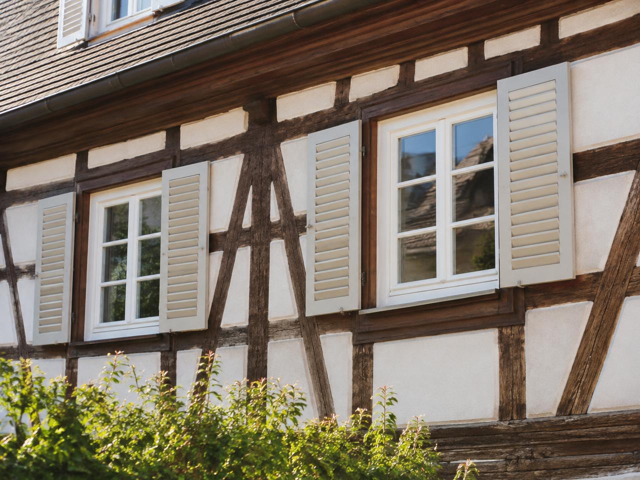 Fenêtres neuves posées sur une façade à colombages alsacienne