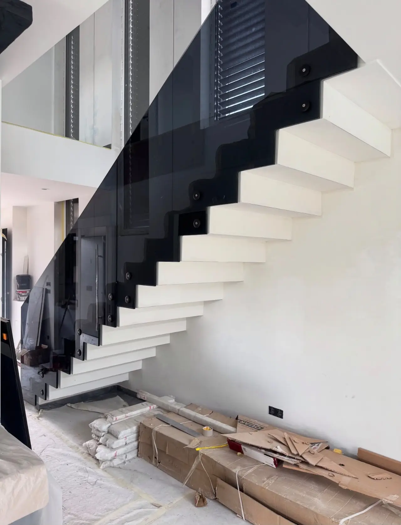 Escalier suspendu et garde-corps en verre